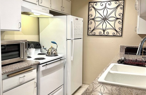 Beverly Grove House | ULTRA LUXURIOUS APT. IN W. HOLLYWOOD/BEVERLY HILLS/GATED PARKING/2 VEHICLES