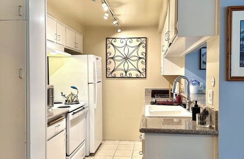Beverly Grove House | ULTRA LUXURIOUS APT. IN W. HOLLYWOOD/BEVERLY HILLS/GATED PARKING/2 VEHICLES
