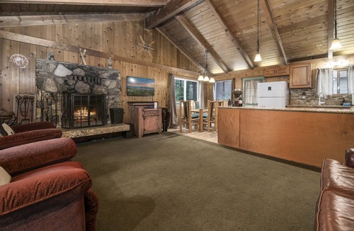 Moonridge House | Unique home+2 New Master Suites! 0.6mi to Bear mtn