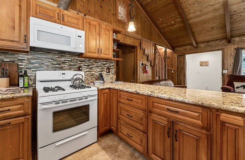 Moonridge House | Unique home+2 New Master Suites! 0.6mi to Bear mtn