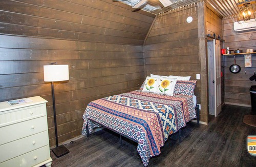Lake Lure Cottage | Unique “Tiny Barn” at Farmstead | Lake Lure 2miles