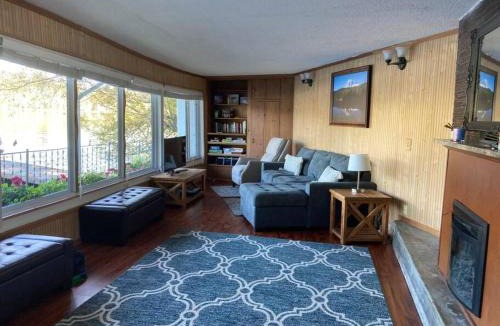 Eatonville House | Unique Waterfront Cottage 34 mi to Mt Rainier