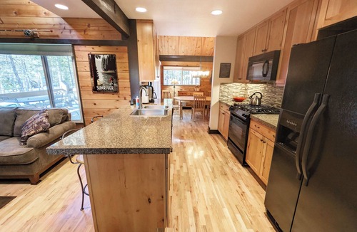 Overlook Park Cabin | Updated 2/2 + loft Cabin with Rec Passes, Hot Tub - POL10