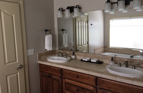 Happy Valley House | UPDATED: Mtn Top Upscale 4br with hot tub, Sauna, Jacuzzi, Mtn Views