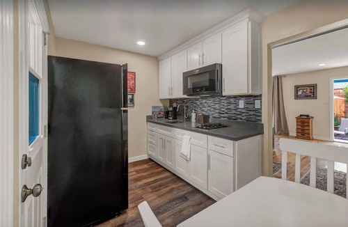 Montgomery Village Apartment | Upgraded Vintage Studio near downtown SR