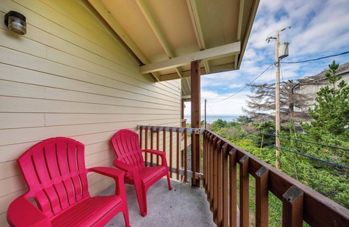 Lincoln City Condo | Upper Level Condo with Private Balcony and Nearby Beach Access Dog Friendly
