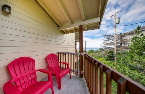 Lincoln City Condo | Upper Level Condo with Private Balcony & Nearby Beach Access - Dog-Friendly