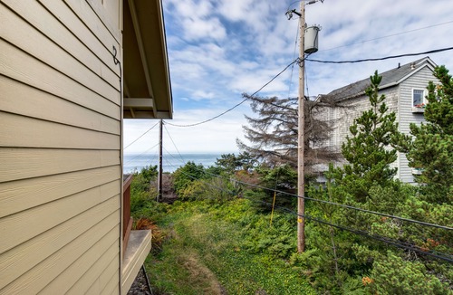Lincoln City Condo | Upper Level Condo with Private Balcony & Nearby Beach Access - Dog-Friendly