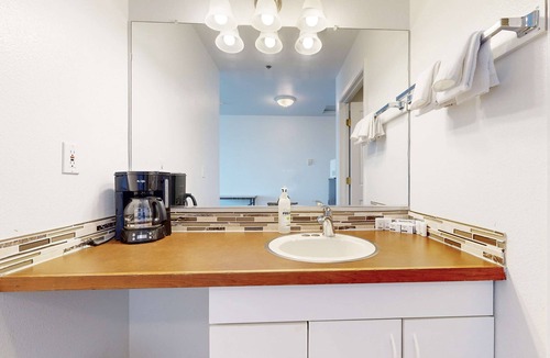 Lincoln City House | Upper Level Studio with Sweeping Ocean Views Dog Friendly