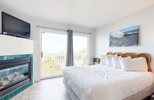 Lincoln City House | Upper Level Studio with Sweeping Ocean Views Dog Friendly