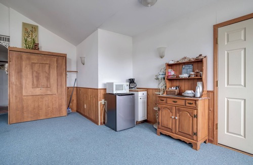 Tolovana Park Apartment | Upstairs One-Bedroom Suite Near Beach Combines Nostalgic Charm and Convenience!