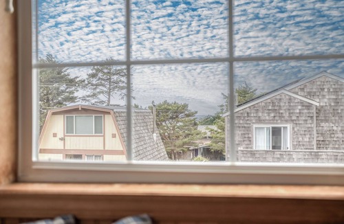 Tolovana Park Apartment | Upstairs One-Bedroom Suite Near Beach Combines Nostalgic Charm and Convenience!
