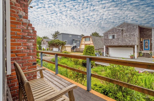 Tolovana Park Apartment | Upstairs One-Bedroom Suite Near Beach Combines Nostalgic Charm and Convenience!