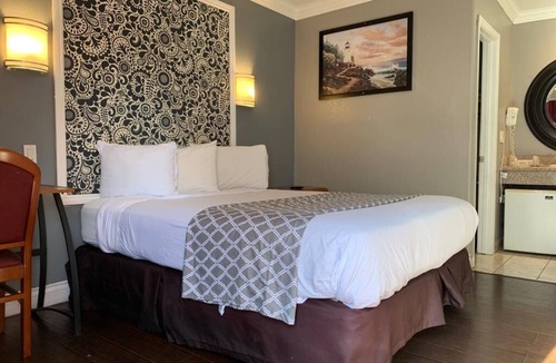 Bixby Knolls Hotel | Uptown Inn