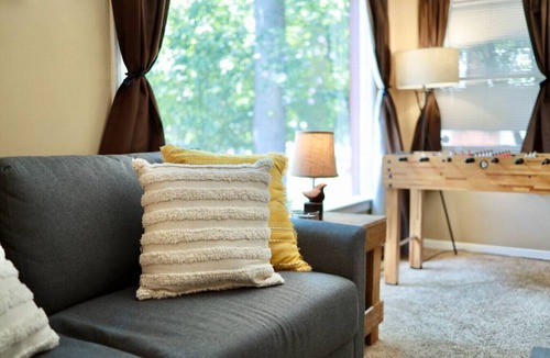 Chico House | Urban Retreat King Bed Loaded with Entertainment