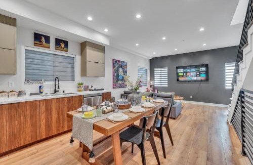 Sherman Oaks House | Luxe Townhome Newly-Built