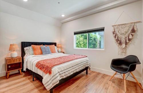 Sherman Oaks Apartment | LA Private Cozy New 1BR Gated Workspace Washer and Dryer