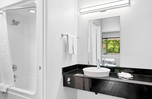North Fremont Street Hotel | Vagabond Inn Monterey