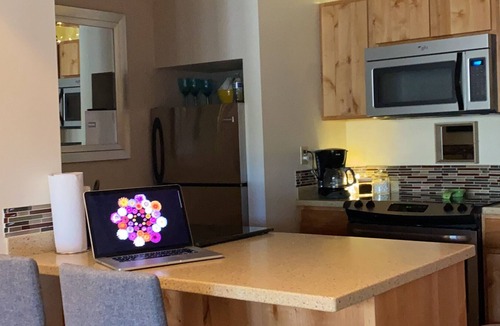 Bend Resort | Vaulted LOFT Seventh Mt Resort condo w 2 queen bds. Kitchen, views, fireplace
