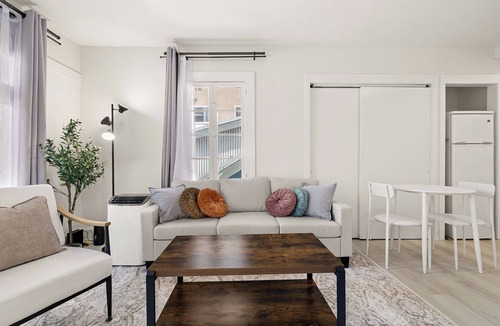 Los Angeles County Apartment | Venice Stylish Loft 1Bed A+ Location