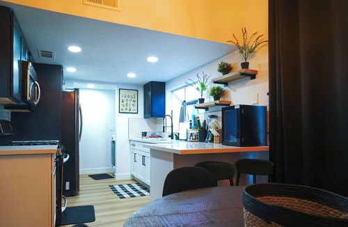 Las Vegas House | Vibrant Vegas Retreat~Quiet~Cozy~18 min to Strip