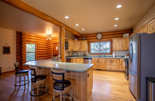 Prescott Cabin | View ~ATV~Karaoke Bar ~Kayaks/Bikes ~Hot Tub/Sauna