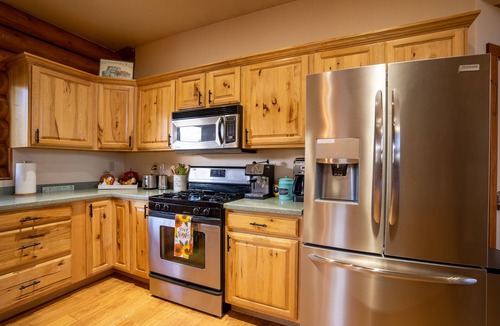 Prescott Cabin | View ~ATV~Karaoke Bar ~Kayaks/Bikes ~Hot Tub/Sauna