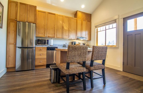 Sisters Condo | Views! 1 Blk to Town,New+Spotless, pets ok- Middle