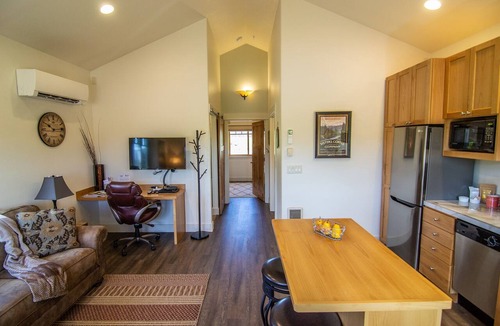 Sisters Condo | Views! 1 Blk to Town,New+Spotless, pets ok- South