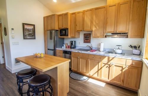 Sisters Condo | Views! 1 Blk to Town,New+Spotless, pets ok- South