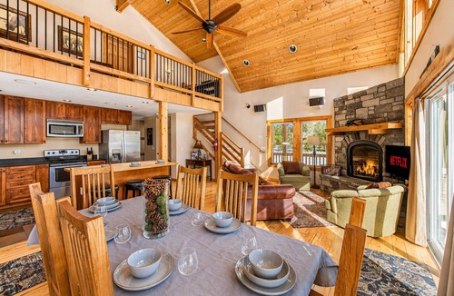 Plain House | Views | Stargaze | Hot Tub | BBQ | Yard | Deck