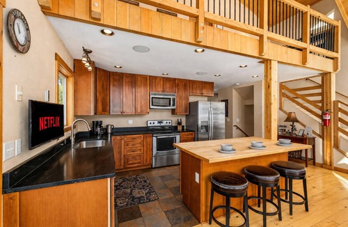 Plain House | Views | Stargaze | Hot Tub | BBQ | Yard | Deck