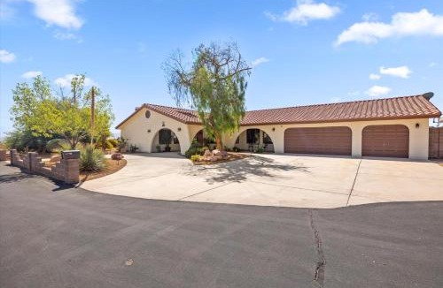Enterprise Villa | Villa 1 level on half acre 12-min to Strip
