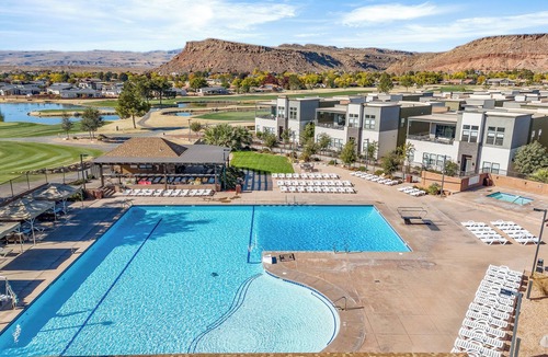 Bloomington Condo | Villa #44 at Bloomington Country Club: Pool, Golf, Restaurant
