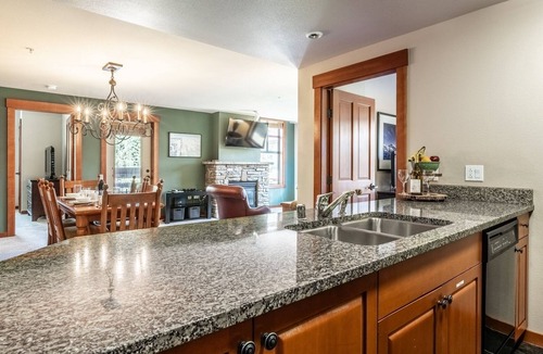 Mammoth Lakes Condo | Village Condo at Grand Sierra Lodge-Shared Hot Tub! Pool!