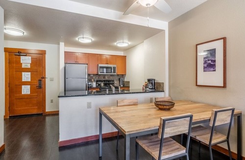 Mammoth Lakes Condo | Village Condo, in Lincoln House- Mountain Views! Hot Tub Access!