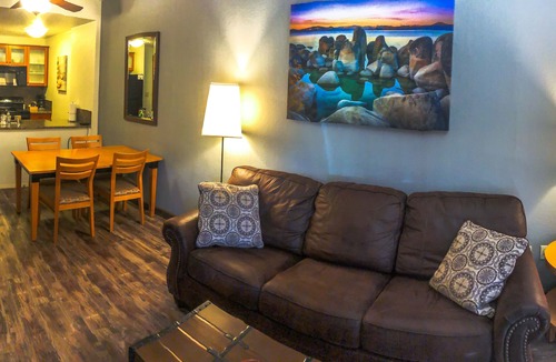 Mammoth Lakes Condo | Village Lodge 800 Reviews, 60" Smart 4kHDTV, Exquisite.