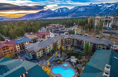 Mammoth Lakes Condo | Village Lodge 800 Reviews, 60" Smart 4kHDTV, Exquisite.