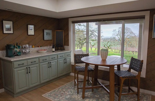 West Salem Apartment | Vineyard 1 bedroom apartment in West Salem - Gorgeous Views.