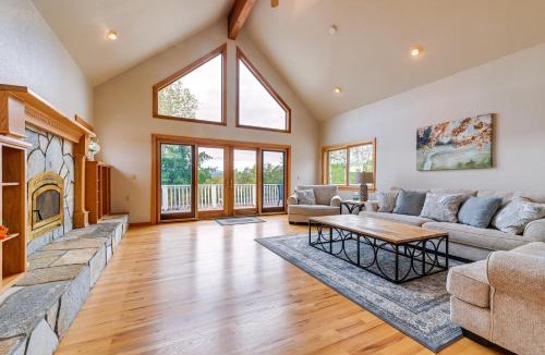 Oakland House | Vineyard Farmhouse in Oakland w/Hot Tub!
