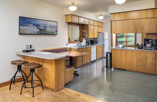 Sherwood House | Vineyard Farmhouse Stay with Mt. Hood Views. Spacious and Ideal for Large Groups