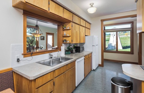 Sherwood House | Vineyard Farmhouse Stay with Mt. Hood Views. Spacious and Ideal for Large Groups