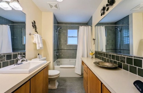 Sherwood House | Vineyard Farmhouse Stay with Mt. Hood Views. Spacious and Ideal for Large Groups