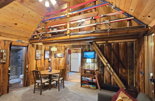 Zigzag Cabin | Vintage Cabin Near Zig Zag River with Hot tub & Sauna