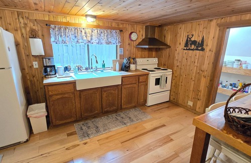 Zigzag Cabin | Vintage Cabin Near Zig Zag River with Hot tub & Sauna