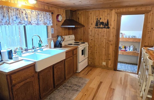 Zigzag Cabin | Vintage Cabin Near Zig Zag River with Hot tub & Sauna