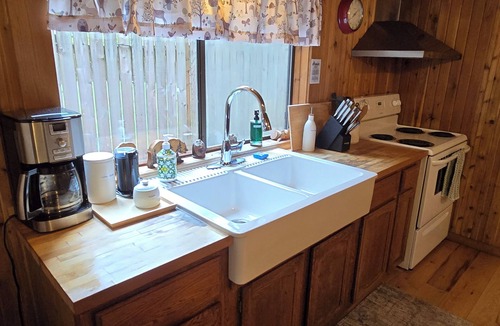 Zigzag Cabin | Vintage Cabin Near Zig Zag River with Hot tub & Sauna