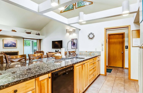 Deer Park House | Vintage mountain home with private hot tub & SHARC access - dogs welcome