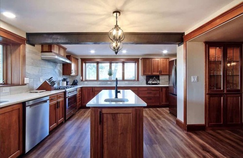 Carlton House | Vintage Terrace: Historic Charm Group-Ready HotTub
