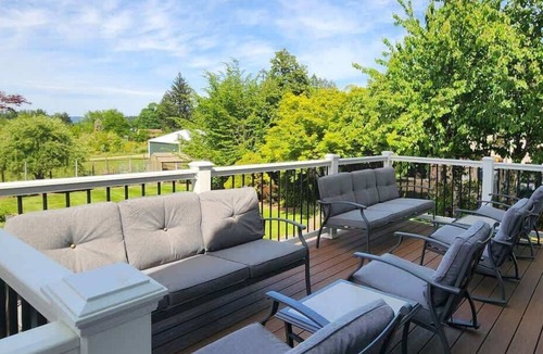 Carlton House | Vintage Terrace: Historic Charm Group-Ready HotTub